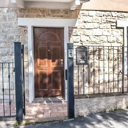 S145 - Sirolo, Nuovissimo Trilocale In Centro Con Piccola Corte *